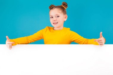 Boynuzları saç modeli ile küçük kız