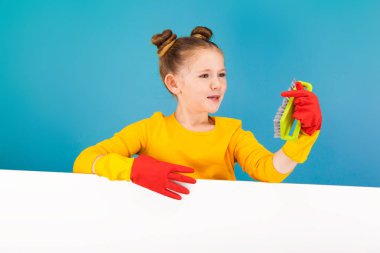 Temizleme fırçası ile küçük kız