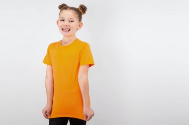 Boynuzları saç modeli ile küçük kız