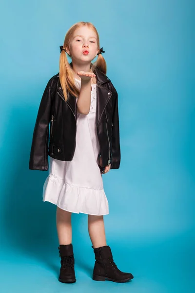 Blond liten flicka klänning — Stockfoto