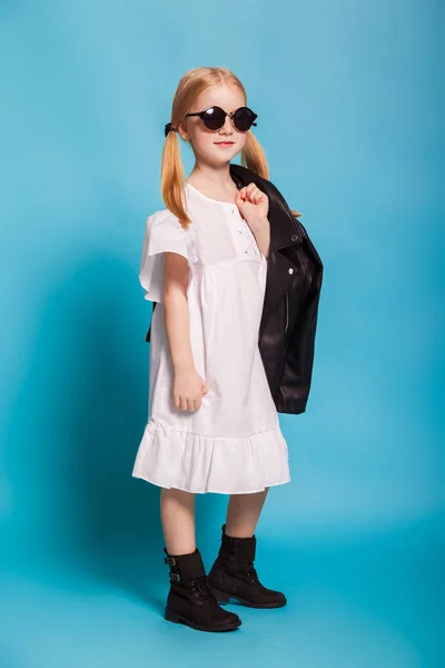 Szőke kislány ruha viselése — Stock Fotó