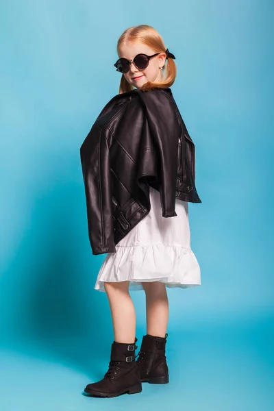 Blond liten flicka klänning — Stockfoto