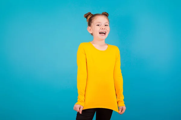 Niña con cuernos peinado — Foto de Stock