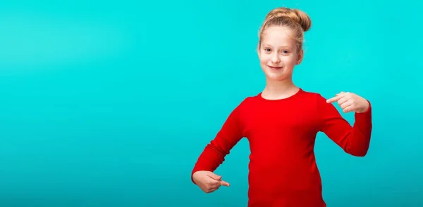 Menina em camisa vermelha — Fotografia de Stock