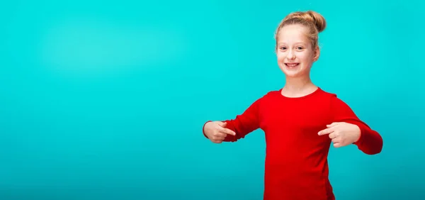 Niña con camisa roja —  Fotos de Stock