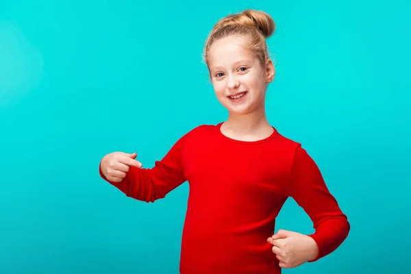 Bambina in camicia rossa — Foto Stock