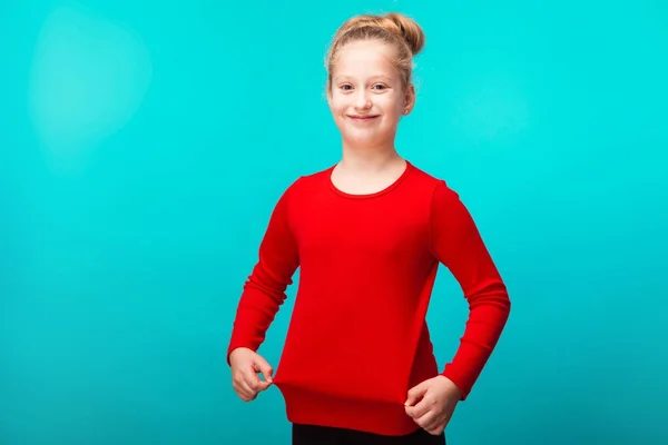 Menina em camisa vermelha — Fotografia de Stock