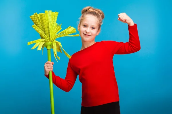 Niña con fregona de limpieza —  Fotos de Stock