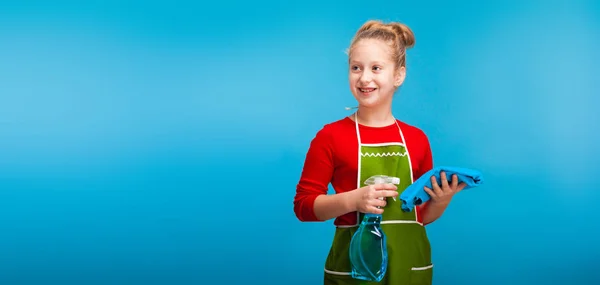 Petite fille avec produit chimique ménager — Photo