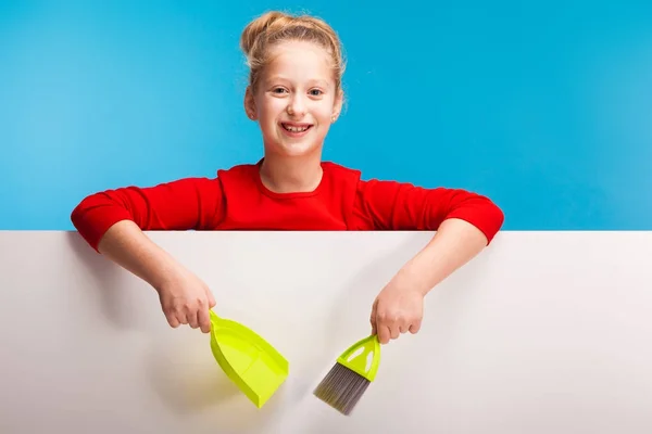 Niña con cepillo de limpieza — Foto de Stock