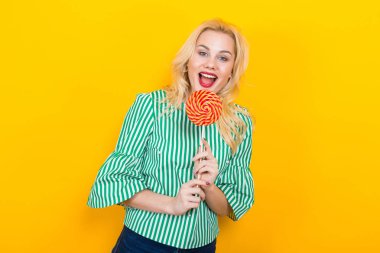 Lolipop Sarı zemin üzerine olan güzel kadın portresi