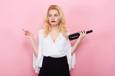 Güzel genç kadın, pembe bir arka plan üzerinde kırmızı şarap ile