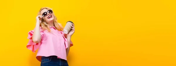 Mujer Joven Con Estilo Blusa Rosa Posando Con Taza Papel — Foto de Stock