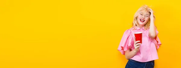 Stijlvolle Jongedame Roze Blouse Poseren Met Rode Plastic Beker Gele — Stockfoto
