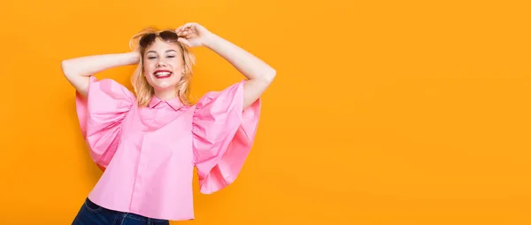 Retrato Mujer Joven Con Estilo Blusa Rosa Posando Sobre Fondo — Foto de Stock