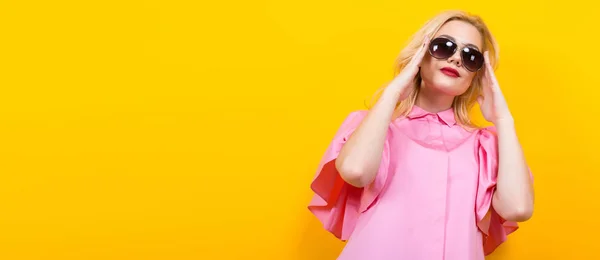 Portret Van Stijlvolle Jongedame Roze Blouse Poseren Gele Achtergrond — Stockfoto