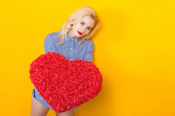 Hermosa Mujer Joven Camisa Azul Sosteniendo Gran Corazón Rojo Hecho — Foto de Stock