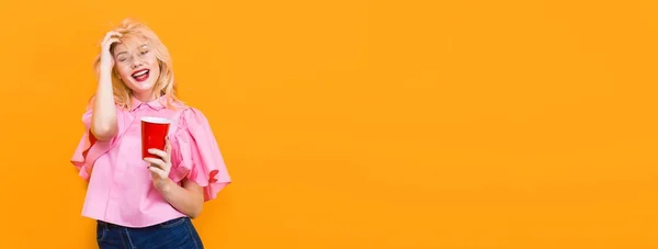 Mujer Joven Con Estilo Blusa Rosa Posando Con Copa Plástico — Foto de Stock