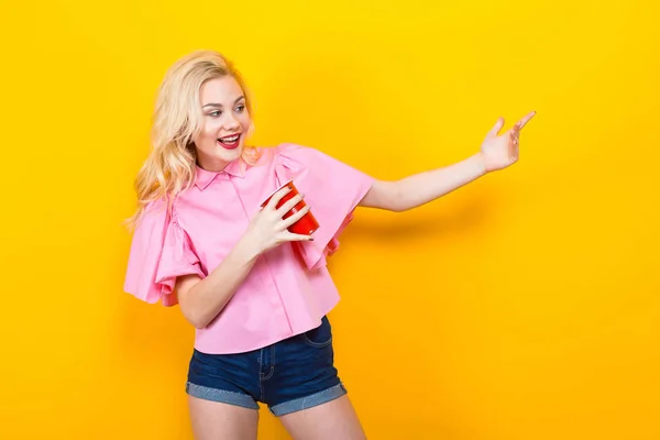 Mujer Joven Con Estilo Blusa Rosa Posando Con Copa Plástico — Foto de Stock