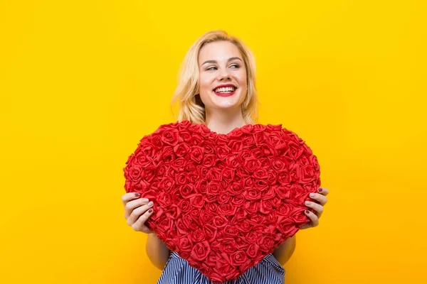 Hermosa Joven Sosteniendo Gran Corazón Rojo Hecho Rosas Sobre Fondo — Foto de Stock