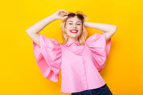 Retrato Mujer Joven Con Estilo Blusa Rosa Posando Sobre Fondo — Foto de Stock