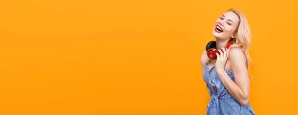 Hermosa Mujer Joven Con Estilo Con Auriculares Rojos Sobre Fondo — Foto de Stock