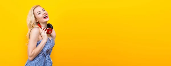 Hermosa Mujer Joven Con Estilo Con Auriculares Rojos Sobre Fondo — Foto de Stock