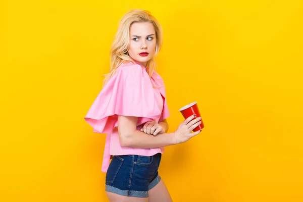 Mujer Joven Con Estilo Blusa Rosa Posando Con Copa Plástico — Foto de Stock