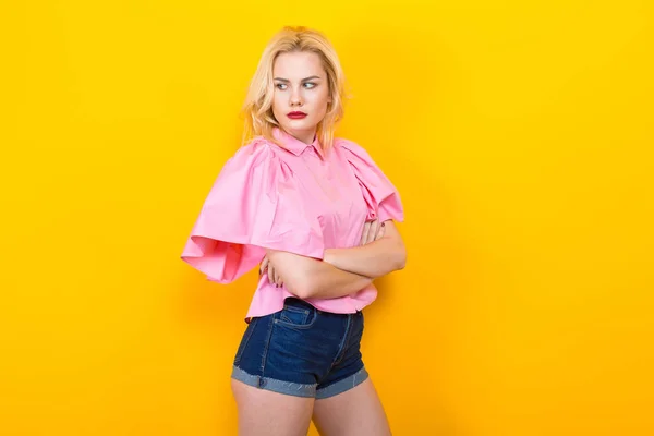 Retrato Jovem Elegante Blusa Rosa Posando Fundo Amarelo — Fotografia de Stock