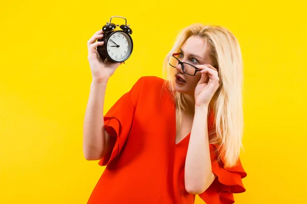 Jeune Femme Émotionnelle Robe Rouge Tenant Réveil Sur Fond Jaune — Photo