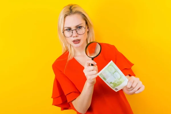 Bella Giovane Donna Guardando Attraverso Lente Ingrandimento Sui Soldi — Foto Stock