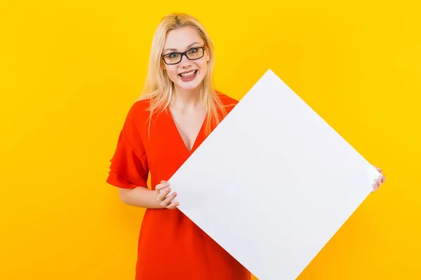 Hermosa Mujer Joven Vestido Rojo Posando Con Pancarta Blanca Blanco — Foto de Stock