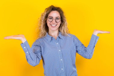 Parlak sarı arka plan üzerinde poz genç ifade kadın