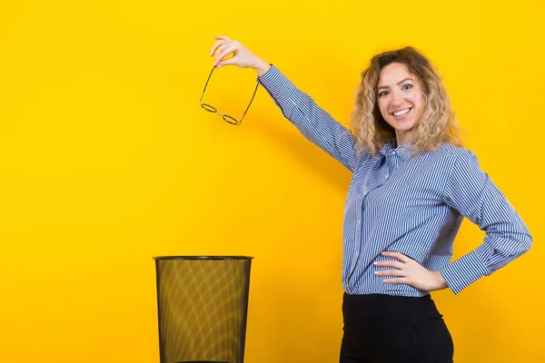 Sarışın küçük kız bir megafon tutar