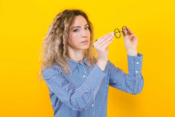 Mujer Joven Expresiva Posando Sobre Fondo Amarillo Brillante — Foto de Stock