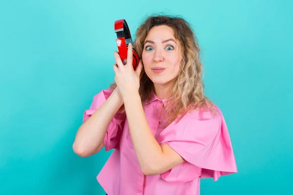 Niña rubia sostiene un megáfono — Foto de Stock