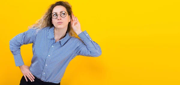 Mujer Joven Expresiva Posando Sobre Fondo Amarillo Brillante — Foto de Stock