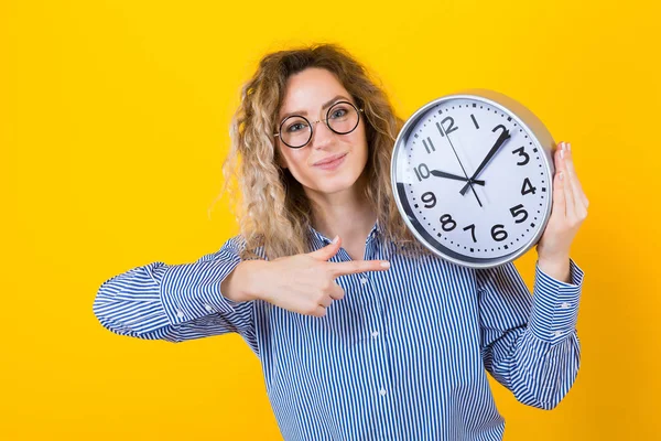 Blondes kleines Mädchen hält ein Megafon in der Hand — Stockfoto