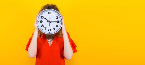 Blondes kleines Mädchen hält ein Megafon in der Hand — Stockfoto