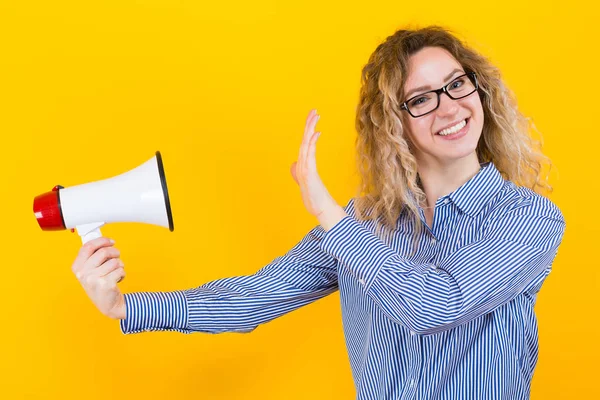 Loira menina tem um megafone — Fotografia de Stock