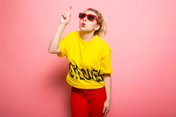 Mujer Joven Expresiva Con Camiseta Color Amarillo Brillante Gafas Sol — Foto de Stock