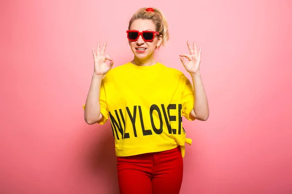 Junge Ausdrucksstarke Frau Mit Leuchtend Gelbem Shirt Und Sonnenbrille Auf — Stockfoto