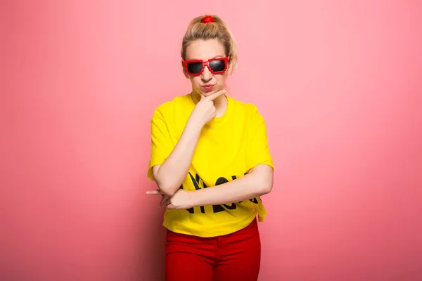Junge Ausdrucksstarke Frau Mit Leuchtend Gelbem Shirt Und Sonnenbrille Auf — Stockfoto