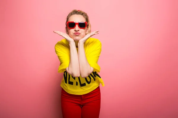 Junge Ausdrucksstarke Frau Mit Leuchtend Gelbem Shirt Und Sonnenbrille Auf — Stockfoto