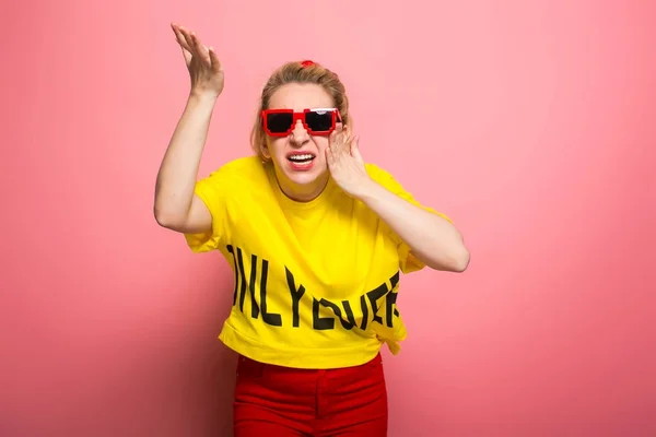 Mujer Joven Expresiva Con Camiseta Color Amarillo Brillante Gafas Sol — Foto de Stock