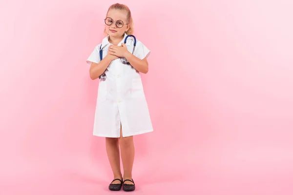 Schattig Klein Meisje Medische Uniform Met Stethoscoop Roze Achtergrond — Stockfoto