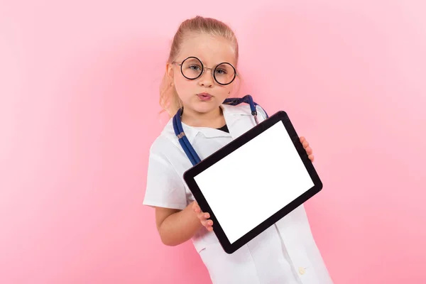 Sevimli Küçük Kız Ile Stetoskop Tıbbi Üniforma Tablet Pembe Arka — Stok fotoğraf