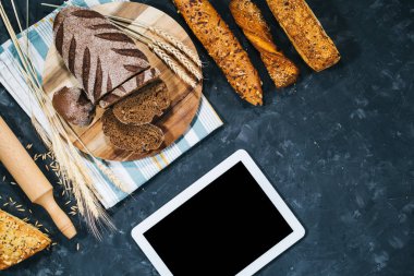 Şablonu ile taze ev yapımı ekmek pişirme ve pişirme maddeler yanında dijital tablet