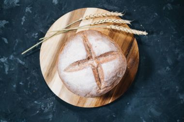 Ahşap kesme tahtası üzerinde taze ev yapımı ekmek