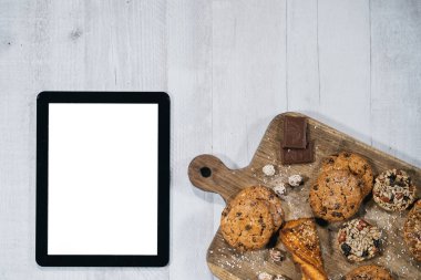 Dijital tablet yanındaki masada çikolata parçaları ile ev yapımı çok tahıl tanımlama